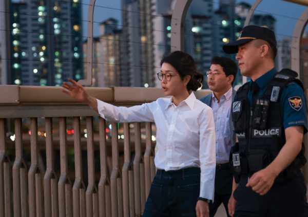 김건희 여사가 2024년 9월 10일 '세계 자살 예방의 날'을 맞아 서울 마포대교에서 마포경찰서 용강지구대 근무자와 함께 도보 순찰을 하고 있다. /사진=대통령실