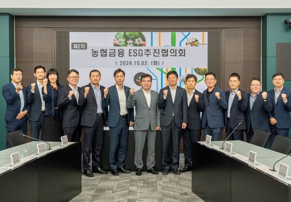 농협금융은 2024년 9월 2일, 서울 중구 본사에서 ESG추진협의회를 개최했다. 조정래 미래성장부문 부사장(왼쪽에서 일곱 번째)과 계열사 ESG 담당 부서장들이 기념촬영을 하고 있다. /사진=농협금융