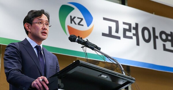 최윤범 고려아연 회장이 2024년 10월 2일 오후 서울 용산구 그랜드하얏트 호텔에서 열린 고려아연 기자회견에 참석해 발언하고 있다./연합뉴스