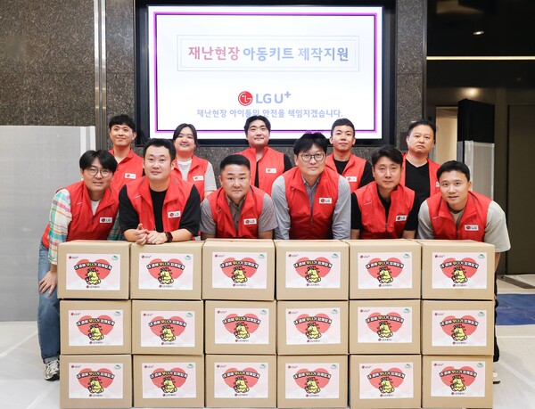 9월 30일 LG유플러스 용산사옥에서 구호키트 제작 후 김창훈 LG유플러스노동조합 위원장(아랫줄 왼쪽 세번째) 등 임직원들이 기념촬영을 하고 있다./사진=LG유플러스