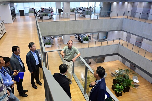 정의선 현대차그룹 회장이 현대차 인도권역본부 델리 신사옥 둘러보며 임직원과 만나 대화를 나누고 있다./사진=현대자동차그룹