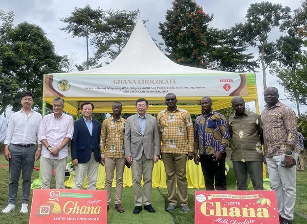 신동빈 롯데그룹 회장과 한·일 롯데 식품사 경영진이 지속가능한 사업 역량 확보를 위해아프리카 가나를 방문해 카카오 공급망을 점검하고 카카오 묘목 13만 그루를 기증했다. 신동빈 롯데그룹 회장(가운데), 이영구 롯데식품군 총괄대표(왼쪽 세번째), 다마쓰카 겐이치롯데홀딩스 대표(왼쪽 두번째), 이창엽 롯데월푸드 대표(왼쪽 첫번째)가 2024년 10월 8일 아프리카 가나수훔(Suhum)지역의 카카오농장에서 열린 카카오 묘목 기증식에서 카카오 보드 정부기관 관계자들과 기념사진을 촬영하고 있다./롯데지주