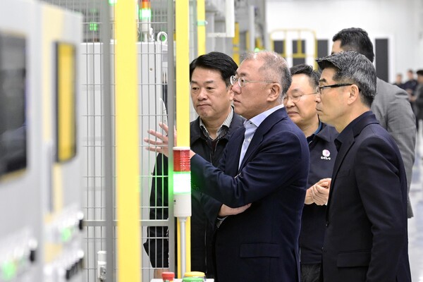 정의선 현대차그룹 회장이 1월 2024년 현대차그룹 신년회에 참석해 기아 오토랜드 광명 전기차 전용공장을 둘러보고 있다. (왼쪽부터) 기아 오토랜드 광명 유철희 전무, 정의선 회장, 기아 송호성 사장./사진=현대자동차그룹