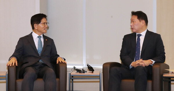 최태원 대한상공회의소 회장(오른쪽)이 2024년 10월 16일 서울 중구 대한상의 회관에서 김문수 고용노동부 장관을 만나 노동시장 현황에 대해 논의하고 있다./사진=대한상공회의소