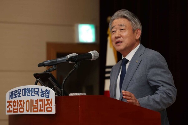 강호동 농협중앙회 회장이 2024년 10월 16일 경기 고양시 소재 농협중앙교육원에서 '새로운 대한민국 농협 조합장 이념교육' 특강을 하고 있다/ 사진=농협