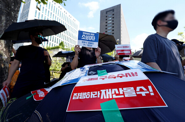 티몬·위메프(티메프) 정산 지연 사태 피해자들이 2024년 8월 30일 오전 서울 서초구 서울중앙지방검찰청 앞에서 티몬·위메프 경영진의 구속 수사와 피해 구제 방안 대책 마련을 촉구하며 검은 우산 집회를 하고 있다. /연합