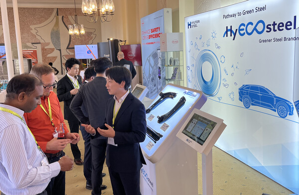 현대제철 연구원이 2024년 10월 15~17일 독일에서 열린 ECB에서 관람객들에게 탄소저감 자동차강판 제품을 설명하고 있다./사진=현대제철