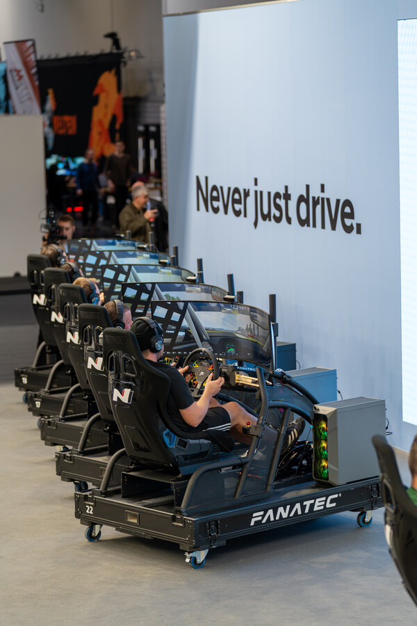 심 레이싱 엑스포 현장 방문 고객들이 아세토 코르사로 아반떼 N TCR을 체험하는 모습./현대차