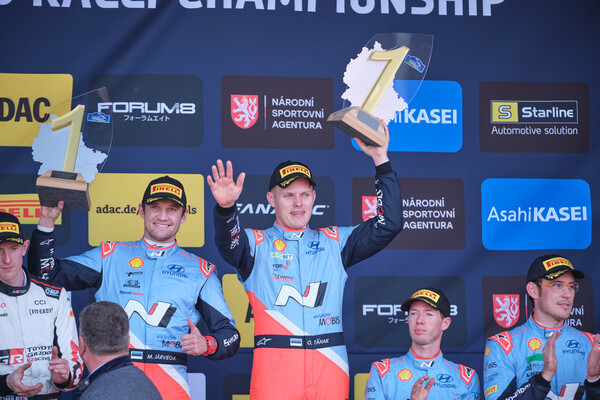 지난 2024년 10월 17일부터 20일(현지시간)까지 진행된 2024 월드랠리챔피언십(WRC) 12번째 라운드 '중부 유럽 랠리'에서 현대자동차 월드랠리팀 오트 타낙(Ott Tänak) 선수가 1위를 차지했다. 사진은 현대 월드랠리팀 드라이버 오트 타낙(사진 왼쪽), 코드라이버 마틴 야르베오야(Martin Järveoja, 오른쪽)가 우승하고 기뻐하는 모습./사진=현대차.