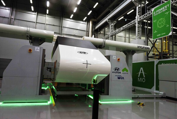 현대자동차와 기아가 스마트팩토리 혁신 제조 기술을 공유하기 위한 신기술 전시회인 ‘이포레스트 테크데이(E-FOREST TECH DAY) 2024’를 열고 SDF(소프트웨어 중심 공장)로의 전환을 위한 미래 비전을 제시한다. 정밀 이송 설비 기술 및 통합 소프트웨어를 활용해 UAM(도심항공모빌리티)의 날개와 동체를 자동 정렬하는 모습./사진=현대자동차