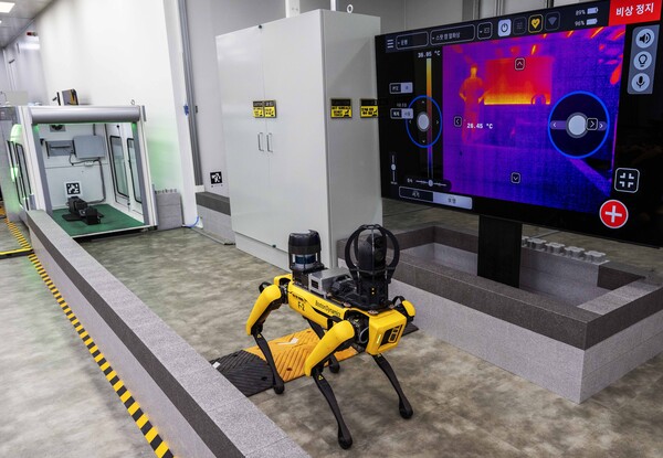 보스턴 다이나믹스의 4족 보행 로봇 ‘스팟’이 공장의 설비 상태를 점검하고 있다./사진=현대자동차