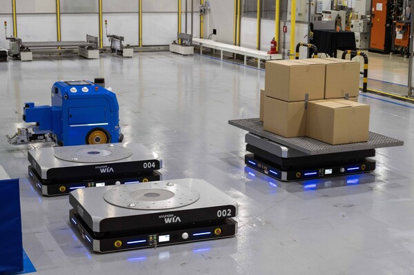 물건을 적재한 물류로봇(우측)이 주변에 위치한 다른 로봇을 인식하고 이동하고 있다./사진=현대자동차