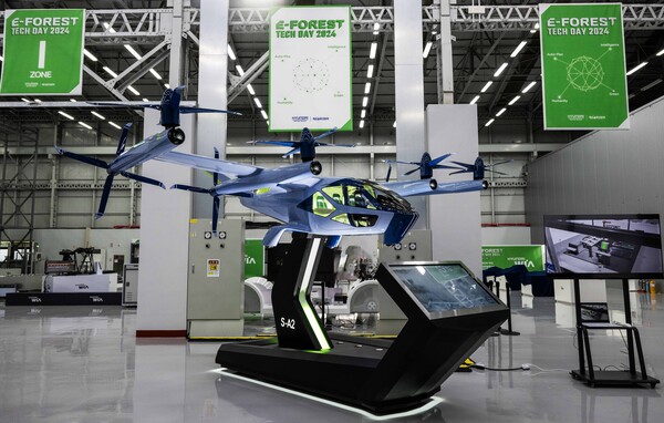 ‘이포레스트 테크데이 2024’ 행사장에 전시된 현대차그룹의 차세대 AAM 기체 ‘S-A2’의 1대 3 축소 모형./사진=현대자동차