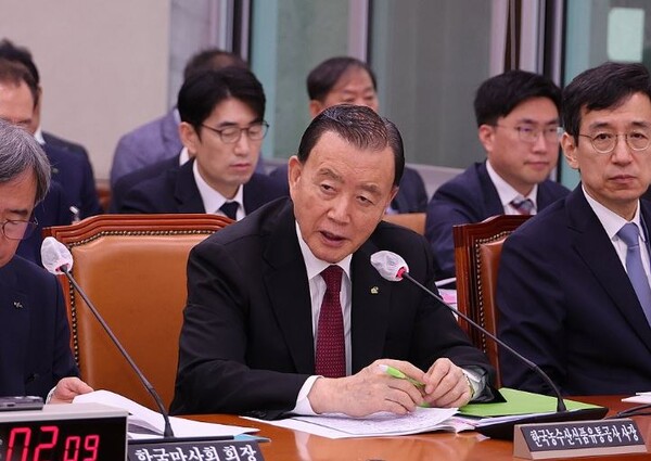 홍문표 한국농수산식품유통공사(aT) 사장(가운데)이 2024년 10월 22일 오전 국회에서 열린 농림축산식품해양수산위원회의 한국농어촌공사, 한국농수산식품유통공사 등에 대한 국정감사에서 위원 질의에 답하고 있다./연합