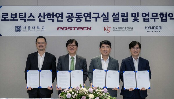 현대자동차·기아는 2024년 10월 22일 서울대학교와 POSTECH(포항공과대학교), 한국과학기술연구원(KIST)과 함께 이동형 양팔로봇의 기술 경쟁력 강화와 로봇 연구 생태계 구축을 목표로 ‘로보틱스 공동 연구실’을 설립했다. (왼쪽부터) POSTECH 산학협력단 김종규 단장, 서울대학교 공과대학장 김영오 교수, 현대차·기아 R&D본부장 양희원 사장, 한국과학기술원 AI·로봇연구소 김익재 소장이 기념사진을 찍고 있다./사진=현대자동차