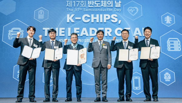 2024년10월22일 서울 삼성동 코엑스에서 열린 17회 반도체의날 기념 정부 포상식에서 (왼쪽부터) SK하이닉스 이진희(HBM 수율개선), 방유봉(장비통합기술) 팀장, 최준기 부사장(이천FAB 담당), 곽노정 사장, 정춘석(Leading HBM Design), 양명훈(Mobile검증) 팀장이 기념촬영을 하고 있다./사진=SK하이닉스