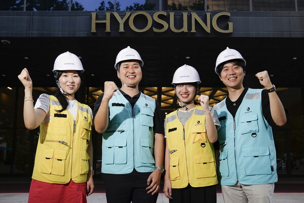 효성 임직원들이 안전조끼를 입고 기념촬영을 하고 있다./사진=효성
