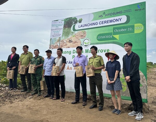 HS효성첨단소재가 2024년 10월 22일 베트남 짜빈성 미롱남 마을에서 ‘HS효성첨단소재 메콩델타 맹그로브 프로젝트’의 시작을 알리는 행사를 진행했다./사진=HS효성첨단소재