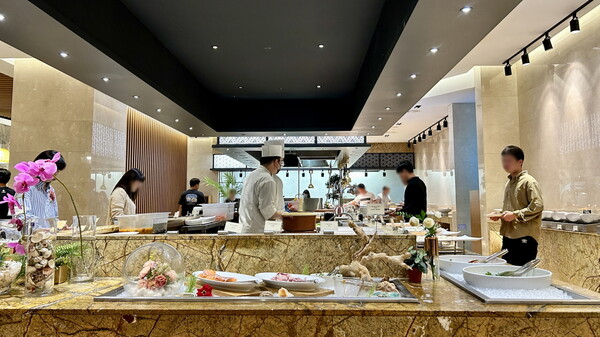 풀무원푸드앤컬처는 분당에 위치한 '스카이파크 센트럴 서울 판교' 호텔 내 뷔페 레스토랑 '더카라(The KARA)'를 새단장해 오픈했다./사진=풀무원.