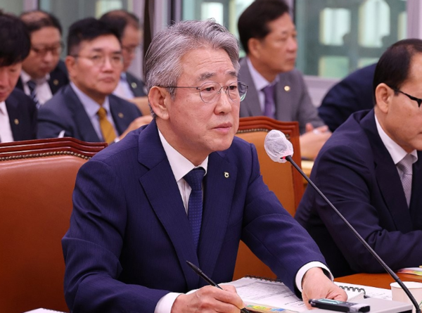 2024년 10월 18일 국회에서 열린 국회 농림축산식품해양수산위원회의 농업협동조합중앙회, 농협경제지주, 농협금융지주 등의 국정감사에서 강호동 농업협동조합중앙회 회장이 의원 질의에 답변하고 있다./연합