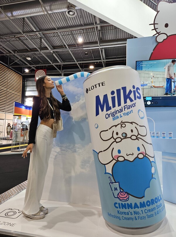 관람객이 'SIAL Paris 2024' 행사장에 설치된 밀키스 포토존에서 포즈를 취하고 있다. / 사진=롯데칠성음료