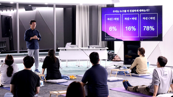 현대그룹은 임직원 대상 '사내 명상 프로그램'을 개설했다. 사진은 사내 명상 프로그램에 참여 중인 현대그룹 임직원./사진=현대그룹.