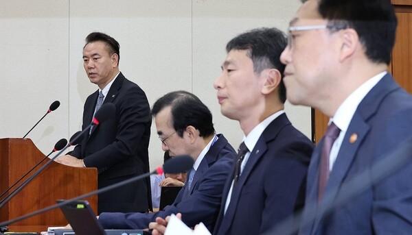 2024년 10월 24일 오전 열린 국회 정무위원회의 국정감사에 출석한 유재훈 예금보험공사사장(왼쪽)이 의원 질의에 답변하고 있다./연합뉴스