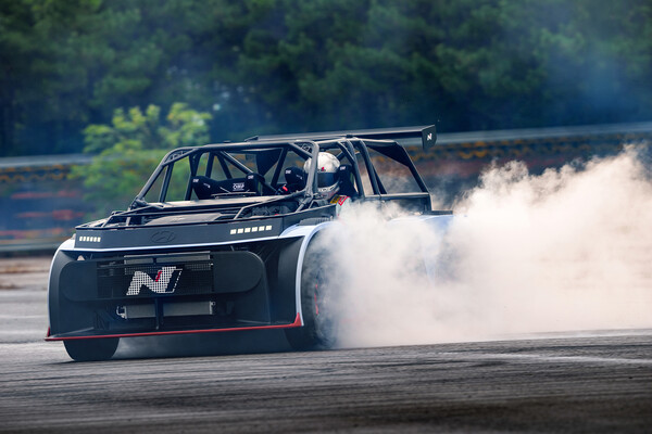 25일 현대차는 소셜 미디어에 '현대 N 데이' 영상을 공개하고, 고성능 롤링랩(Rolling lab) 'RN24'를 공식 발표했다. 사진은 RN24의 드리프트 장면./사진=현대차.