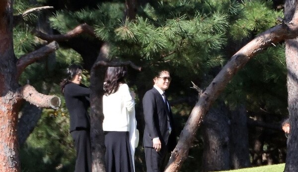 이재용 삼성전자 회장과 이부진 호텔신라 사장, 이서현 삼성물산 사장이 2025년 10월 25일 오전 경기도 수원 선영에서 치러진 부친 고 이건희 삼성그룹 회장의 4주기 추도식에 참석하고 있다./연합뉴스