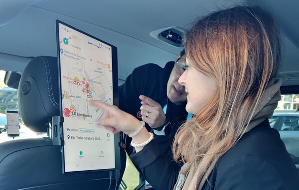 LG전자가 2024년 10월 27일부터 나흘간 독일 베를린에서 열린 5GAA 회의에 참가해 자체 개발한 교통안전 솔루션인 Soft V2X 기술을 시연했다. 체험객들은 데이터 분석으로 도로 위험 미리 알려 운전자 및 보행자가 대응하도록 돕는 LG전자의 V2X 기술력에 호평을 보냈다./LG전자