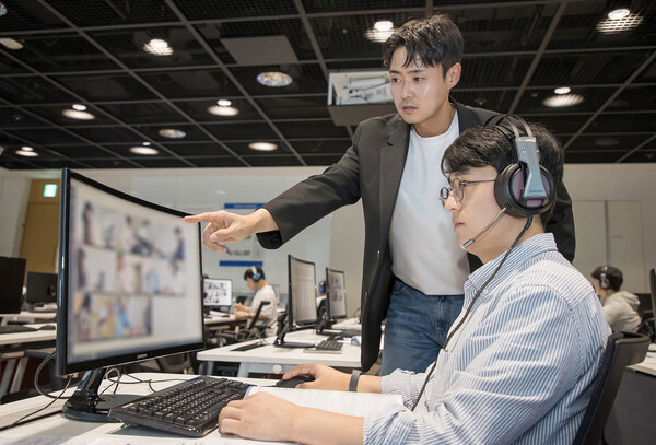 2024년 10월 19일 경기도 용인에 위치한 삼성전자 인재개발원에서 삼성전자 감독관들이 응시자들을 대상으로 예비 소집을 진행하고 있다./삼성