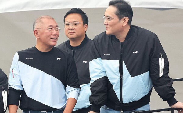 2024년 10월 27일 오후 경기도 용인시 에버랜드 스피드웨이에서 열린 '현대 N x 토요타 가주 레이싱(Hyundai N x TOYOTA GAZOO Racing) 페스티벌'에서 정의선 현대자동차그룹 회장과 이재용 삼성전자 회장이 대화하고 있다./연합뉴스