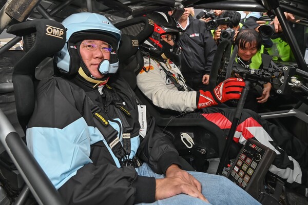 2024년 10월 27일 '현대 N x 토요타 가주 레이싱 페스티벌'에서 토요타 가주 레이싱의 WRC용 경주차인 ‘GR 야리스 랠리 1 하이브리드’ 차량에 동승한 정의선 회장과 토요다 아키오 회장 / 사진=현대차 제공