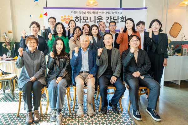 기아는 지난 26일(토) 서울 용산구 이촌동 노들섬에서 ‘하모니움 페스티벌(Harmonium Festival)’을 개최했다. '하모니움 간담회'에 참석한 (첫째줄 왼쪽부터) 홍우정 서울시 가족센터장, 김시원 더버터 편집장, 김영순 인하대학교 교수, 기아 지속가능경영실 이덕현 실장, 도현명 임팩트스퀘어 대표가 기념 사진을 촬영하고 있다./사진=기아.