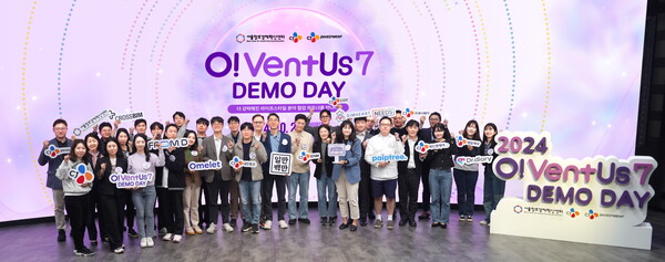 오벤터스 7기 데모데이에서 참가자 및 관계자들이 2024년 10월 24일 서울 강남구 삼성동 코엑스에서 기념사진 촬영을 하고 있다. / 사진=CJ