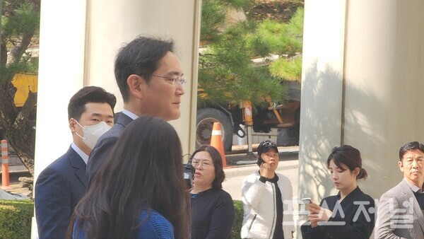 이재용 삼성전자 회장이 2024년10월28일 서울 서초구 서울고등법원에서 진행되는 삼성물산-제일모직 합병 및 삼성바이오로직스 분식회계 의혹 사건 항소심 공판에 출석하고 있다./사진=문기수 기자