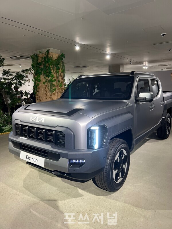 2024년 10월 28일 호텔 파크하비오 아트홀에 전시된 '더 기아 타스만' 외관./사진=김지훈 기자