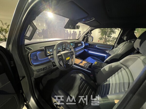 2024년 10월 28일 호텔 파크하비오 아트홀에 전시된 '더 기아 타스만' 실내./사진=김지훈 기자