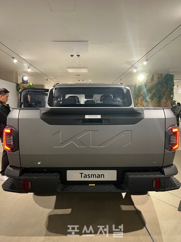 2024년 10월 28일 호텔 파크하비오 아트홀에 전시된 '더 기아 타스만' 외관 후면부./사진=김지훈 기자