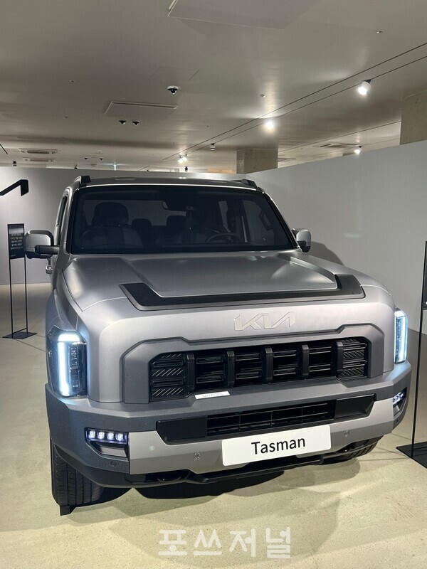 2024년 10월 28일 호텔 파크하비오 아트홀에 전시된 '더 기아 타스만' 외관./사진=김지훈 기자