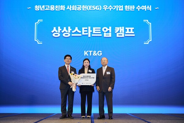 심영아 KT&G ESG경영실장(가운데), 김문수 고용노동부 장관(왼쪽), 손경식 한국경영자총협회 회장(오른쪽)이 2024년 10월 28일 JW메리어트 동대문에서 기념사진을 찍고 있다. / 사진=KT&G
