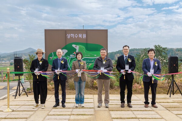 (왼쪽 두번째) 권태훈 상하농원 대표, 김선희 매일유업 대표, 김정완 매일홀딩스 대표, 김철태 고창부군수가 2024년 10월 29일 상하수목원 개장 커팅식에서 기념사진을 찍고 있다. / 사진=매일유업