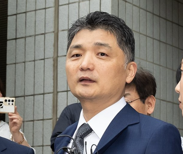 SM엔터테인먼트 시세 조종 의혹을 받는 카카오 창업자 김범수 경영쇄신위원장이 2024년 7월 22일 오후 구속 전 피의자 심문(영장실질심사)을 마친 후 서울 양천구 서울남부지방법원을 나서고 있다./연합