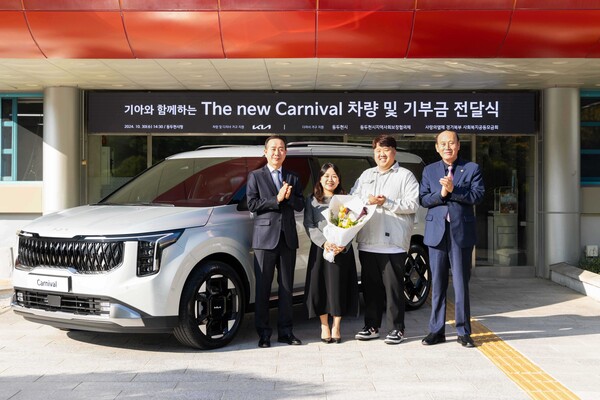 기아가 자연 임신을 통해 다섯 쌍둥이를 출산한 김준영(31)·사공혜란(30)씨 부부에게 'The 2025 카니발' 9인승 차량을 증정했다. (왼쪽부터) 차량 전달식에서 기아 국내사업본부장 정원정 부사장, 사공혜란·김준영 부부, 박형덕 동두천시장이 기념 사진을 촬영하고 있다./사진=기아.