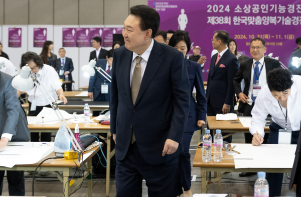 윤석열 대통령이 2024년 10월 31일 경기도 고양시 킨텍스에서 열린 2024 소상공인 기능경진대회 및 38회 한국맞춤양복기술경연대회를 참관하고 있다. /사진=대통령실