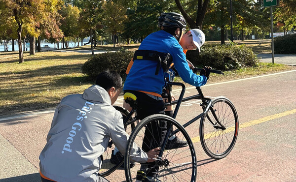 LG전자 임직원들이 2024년 10월 3일 열린 ‘2024 JTBC 서울 마라톤’에서 장애인 프레임 러너들과 함께 뛰며 이들을 응원하는 페이스 메이커 봉사활동을 진행했다. LG전자 임직원들과 장애인 참가자들이 서울 여의나루 한강공원에서 프레임 러닝 훈련을 진행 중인 모습.  /LG전자