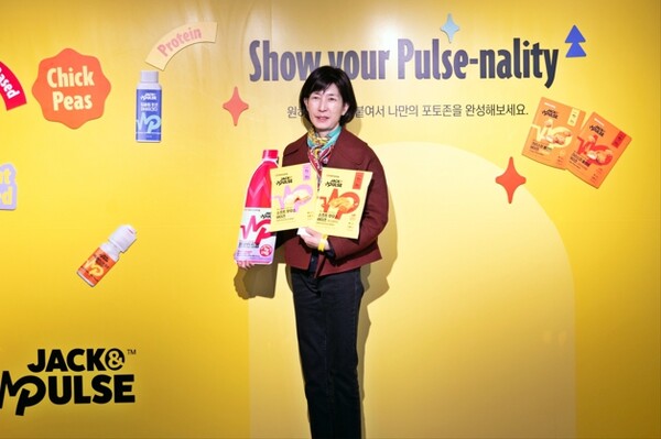 김정수 삼양라운드스퀘어 부회장이 2024년 11월 2일 잭앤펄스 팝업스토어에서 기념사진을 찍고 있다. / 사진=삼양라운드스퀘어