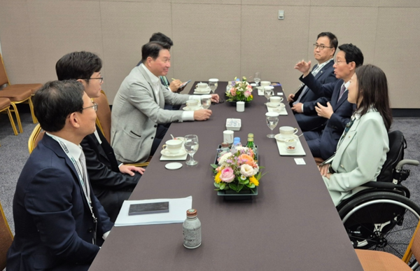 국민의힘 김상훈 정책위원장(오른쪽 두번째)과 과학기술정보방송통신위원회 소속 여당간사인 최형두 의원(오른쪽 세번째), 최보윤 의원(오른쪽 첫번째)이 2024년 11월4일 서울 강남구 코엑스에서 열린 'SK AI 서밋 2024'을 찾아 행사 전 최태원 회장과 티타임을 갖고 있다./사진=SK