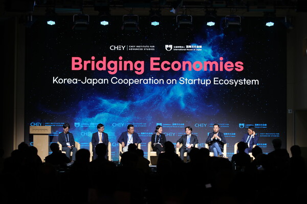 2024년 11월 4일 최종현학술원 ‘한일 경제협력 컨퍼런스’ 스타트업 세션에서 이경훈 일본 글로벌브레인 한국대표, 마에카와 나오유키 일본무역진흥기구(JETRO) 서울사무소장, 이한주 뉴베리 글로벌 대표이사 회장, 박정은스타트업 얼라이언스 이사, 미야자와 겐 일본 야후 재팬 전무이사, 윌 리 AWS 스타트업 에코시스템 동아시아 총괄, 우마다 타카아키 도쿄대 FoundX 프로그램 총괄(왼쪽부터)가 대담하고 있다./최종현학술원