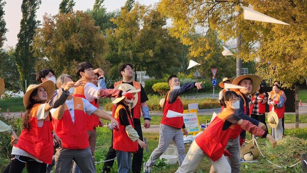 SK이노베이션과 SK에너지, SK지오센트릭, SK온 등 8개 자회사 구성원들이 봉사활동에 참여했다./사진=SK이노.